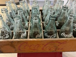 Caja vintage de madera de “Coca-Cola” completa.