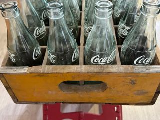 Caja vintage de madera de “Coca-Cola” completa.