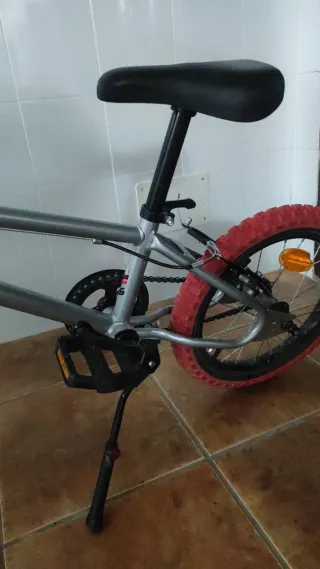 Bicicleta infantil roja y gris. 16"