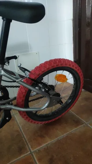 Bicicleta infantil roja y gris. 16"