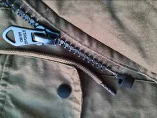 Parka Bershka verde militar con capucha