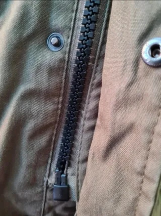 Parka Bershka verde militar con capucha