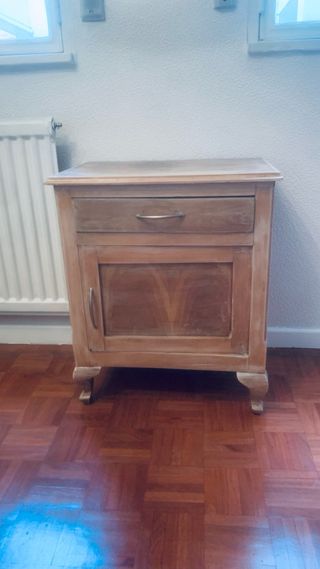 Mesita de noche de madera