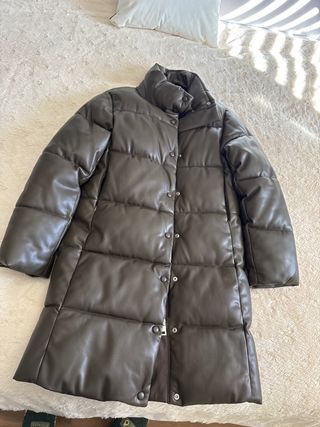 Abrigo polipiel acolchado marrón