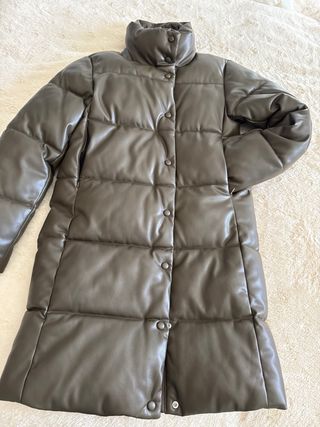 Abrigo polipiel acolchado marrón