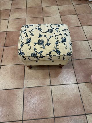 Butaca orejera tela floral beige y azul