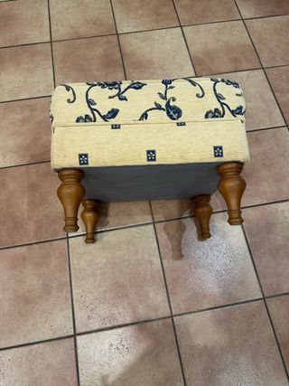 Butaca orejera tela floral beige y azul