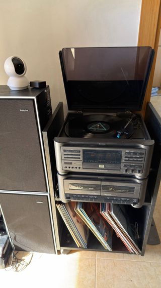 Tocadiscos Sharp con altavoces Philips