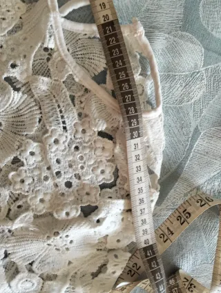 Blusa calada de encaje blanco