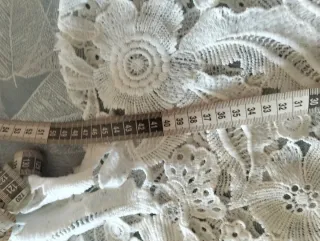 Blusa calada de encaje blanco