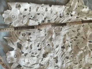 Blusa calada de encaje blanco