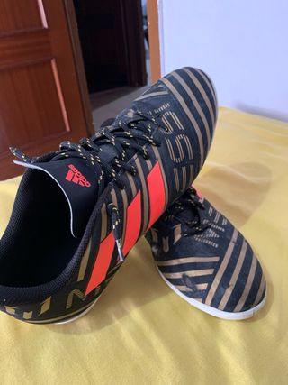 Zapatillas Adidas Negras y Doradas