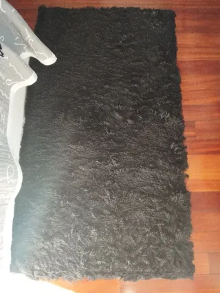 Alfombras negras pie de cama