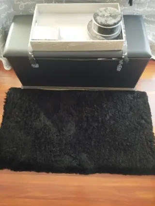 Alfombras negras pie de cama