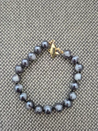 Conjunto de bisutería plateada y perlas