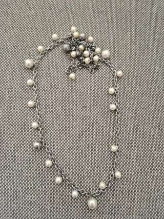 Conjunto de bisutería plateada y perlas