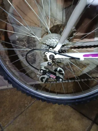 Bicicleta Morada y Blanca ruedas de 26 como nueva