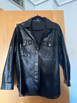 Chaqueta polipiel oversize negra