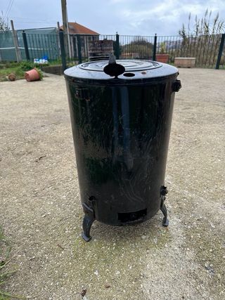 Estufa de leña negra
