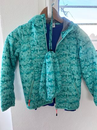 Chaqueta plumas y camiseta técnica