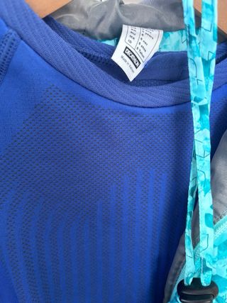 Chaqueta plumas y camiseta técnica