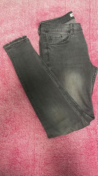 Pantalón vaquero pitillo gris