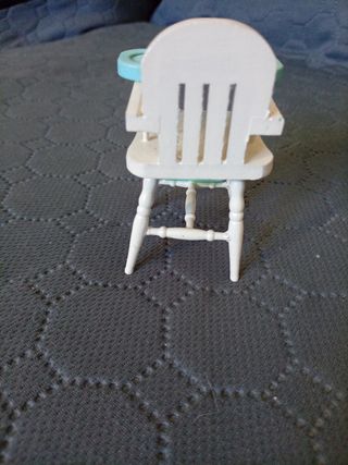 Silla de bebé de madera para casa de muñecas