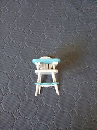 Silla de bebé de madera para casa de muñecas