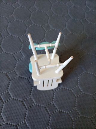 Silla de bebé de madera para casa de muñecas