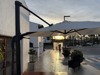 Ombrello eccentrico in alluminio con tendalino, con peso