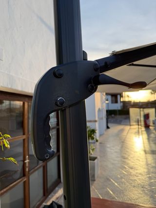 Ombrello eccentrico in alluminio con tendalino, con peso