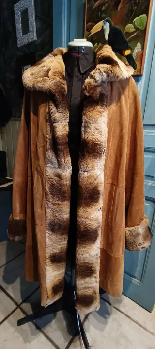 Abrigo ante marrón con cuello de pelo