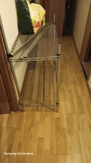 Colgador con estantería 3 bandejas