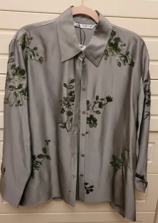 Camisa Zara lentejuelas floral gris