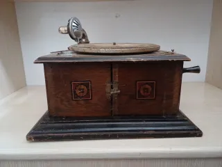 Grammofono antico in legno