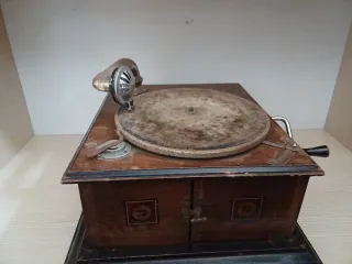 Grammofono antico in legno