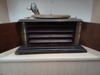 Grammofono antico in legno