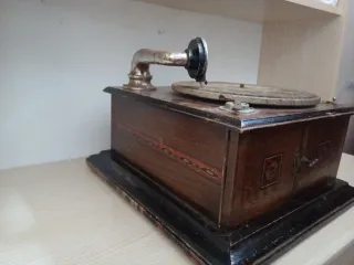 Grammofono antico in legno