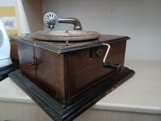 Grammofono antico in legno