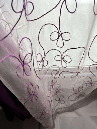 Cortinas moradas y visillos transparentes