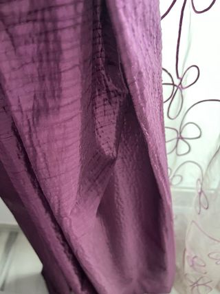 Cortinas moradas y visillos transparentes