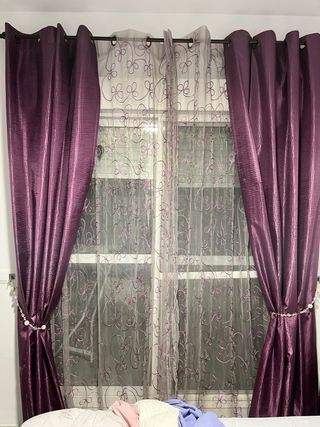 Cortinas moradas y visillos transparentes