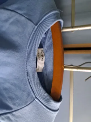 Sudadera crop Bershka azul