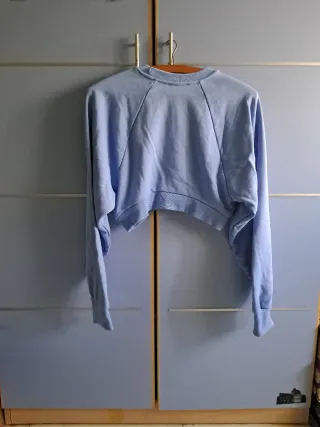 Sudadera crop Bershka azul