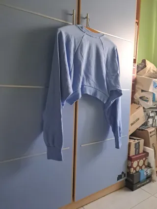 Sudadera crop Bershka azul