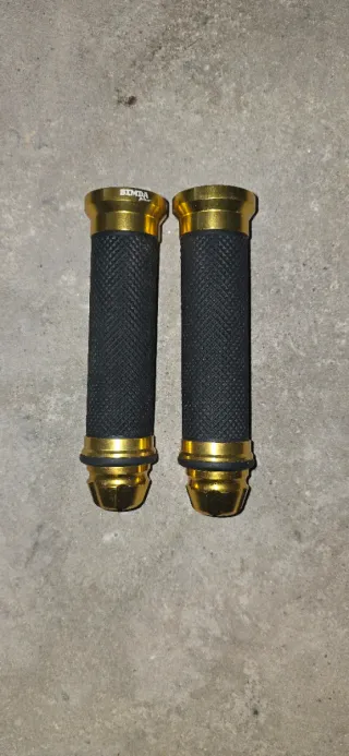 Puños de moto dorados y negros