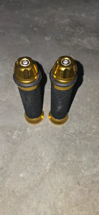 Puños de moto dorados y negros