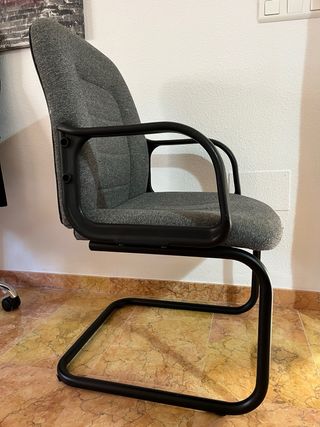 Silla de oficina gris y negra