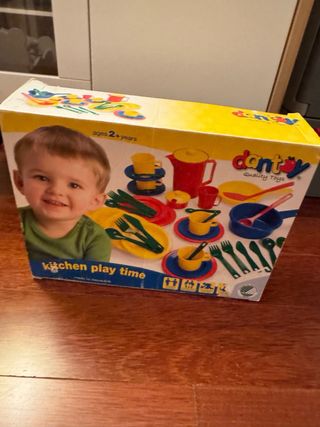 Neverita de juguete con accesorios de comida.