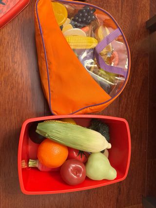 Neverita de juguete con accesorios de comida.